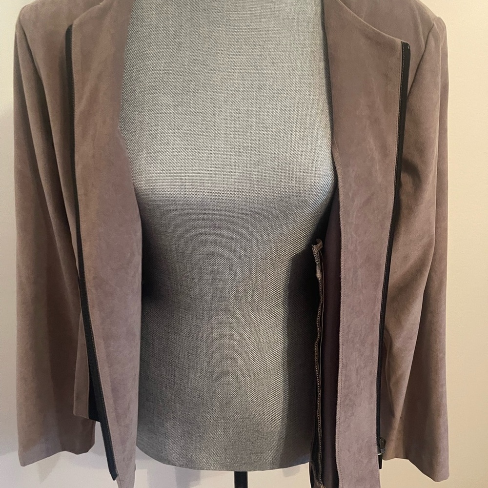 Positive Attitude Women's Taupe Suede Collarless Jacket. Size 14 - Picture 13 of 15